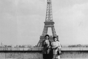 Henriette et Esther retrouvailles a Paris en 1945.jpg